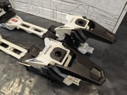 SKIALPOVÉ JUNIORSKÉ VIAZANIE HAGAN Z02